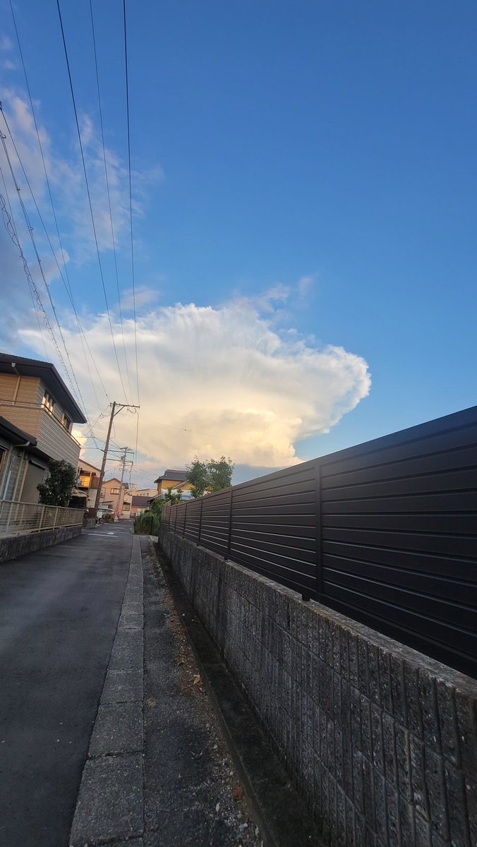 Strok0568's tweet photo. 見たことない形の雲😳
南海トラフこわいよ～。避難用具とか準備しといた😭
来なければそれでよし！

#南海トラフ https://t.co/yKAmWHTj5V