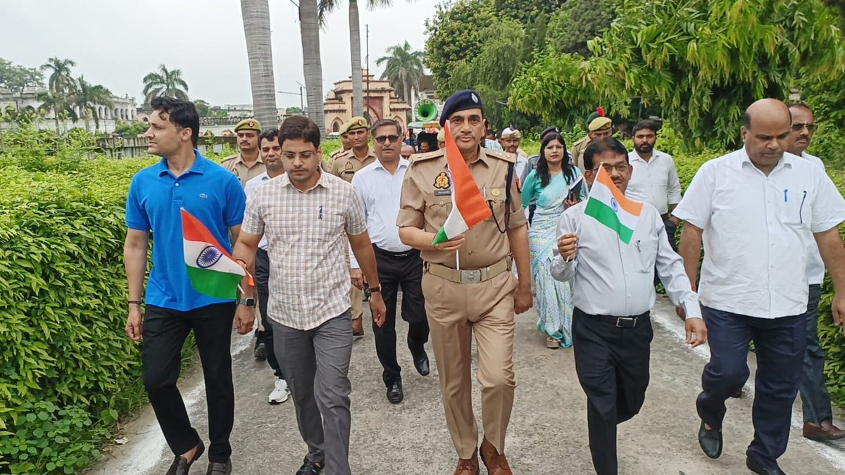 rampurpolice's tweet photo. मा0जनप्रति0.@RampurDm एवं #एसपी_रामपुर द्वारा काकोरी ट्रेन एक्शन के 100वीं वर्षगाँठ पर स्कूल के बच्चों के साथ शहर में फ्लैगमार्च कर अमर शहीदों के बलिदान को याद करते हुये उनको श्रद्धासुमन अर्पितकर वृक्षारोपण एवं अमर शहीदों के परि0जनों को सम्मानित किया गया।
#UPPolice 
#RampurPolice https://t.co/YQJ4VtMwlZ
