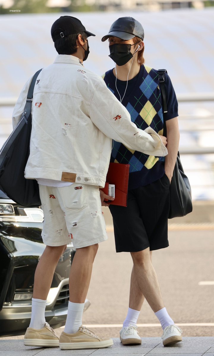NCT20RESONANCE's tweet photo. MARK &amp; HAECHAN!! they learned their lesson going to MANILA / PH🤣 wear shorts~ https://t.co/q3mADDV044