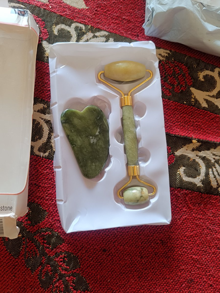 neelvision's tweet photo. ORIGINAL 24K GOLD FACE MASSAGER (VERIFIED) https://t.co/5mTQWbfXE6 
They are cheating they are sending different item and then ignoring email https://t.co/LNVRbWTViW