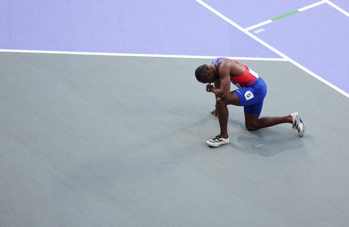 nandaxxie's tweet photo. O Noah Lyles, dos Estados Unidos, decidiu participar da prova de 200m rasos MESMO DEPOIS DE TESTAR POSITIVO PARA COVID. Noah ganhou o bronze e ELE DEIXOU A COMPETIÇÃO EM UMA CADEIRA DE RODAS.

As regras PROÍBEM atletas infectados de competirem. https://t.co/SeLlRbsHVc