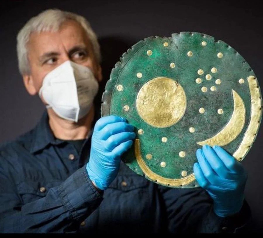 Truthpole's tweet photo. 🚨 The Nebra Sky Disc, a bronze disc dating back 3,600 years, was uncovered in Ziegelroda Forest, Germany.
What do you notice? 👀
#NebraSkyDisc #Germany #Ufox #Uaptwitter #ufotwitter #Ovni #History #Archeology https://t.co/RZB4tEj4g2