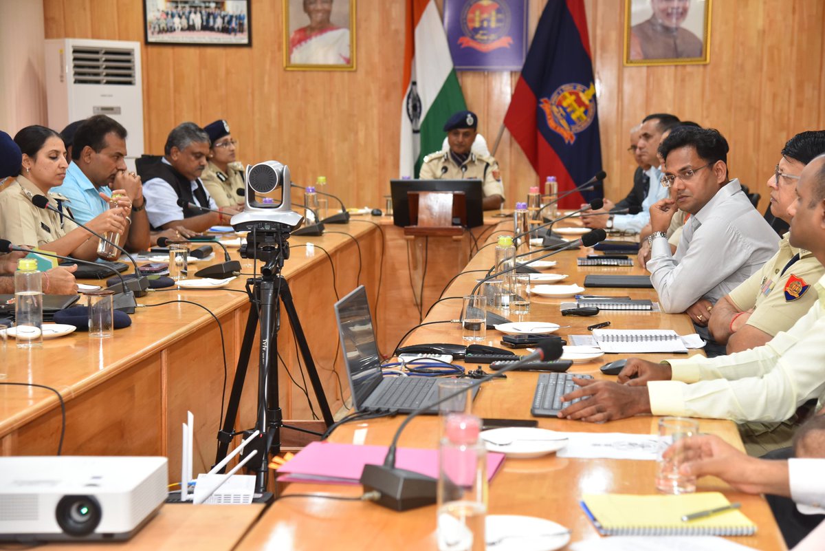 AndamanPolice's tweet photo. Milestone Achievement !

In a landmark move, the Andaman & Nicobar Police, led by Shri Devesh Chandra Srivastva, IPS, Director General of Police, A & N Islands, has signed a historic MoU with the National Law School of India University (@NLSIUofficial), Bengaluru. This collaboration, signed on 09/08/2024, marks a significant step towards enhancing the capacity and capabilities of our Investigating Officers.

The MoU aligns with the recommendations of the DGsP/IGsP Conference and directives from the Govt. of India. It is aimed at equipping our officers with advanced training on the new criminal laws: Bharatiya Nyaya Sanhita – 2023, Bharatiya Nagarik Surkasha Sanhita – 2023, and Bharatiya Sakshya Adhiniyam – 2023. This partnership reflects the administration’s commitment to upholding the rule of law and ensuring justice is delivered effectively across the islands.

#AndamanNicobarPolice #NLSIU #CapacityBuilding #NewCriminalLaws

एक ऐतिहासिक कदम के तहत, अंडमान और निकोबार पुलिस, श्री देवेश चंद्र श्रीवास्तव, आईपीएस, पुलिस महानिदेशक, अंडमान और निकोबार द्वीप समूह के नेतृत्व में, नेशनल लॉ स्कूल ऑफ इंडिया यूनिवर्सिटी (@NLSIUofficial), बेंगलुरु के साथ एक ऐतिहासिक समझौता ज्ञापन (MoU) पर हस्ताक्षर किया है। 09/08/2024 को हस्ताक्षरित यह समझौता हमारे अन्वेषण अधिकारियों की क्षमता और योग्यता को बढ़ाने की दिशा में एक महत्वपूर्ण कदम है।

यह MoU DGsP/IGsP सम्मेलन की सिफारिशों और भारत सरकार के निर्देशों के साथ मेल खाता है। इसका उद्देश्य हमारे अधिकारियों को नए आपराधिक कानूनों: भारतीय न्याय संहिता – 2023, भारतीय नागरिक सुरक्षा संहिता – 2023, और भारतीय साक्ष्य अधिनियम – 2023 पर उन्नत प्रशिक्षण प्रदान करना है। यह साझेदारी प्रशासन की कानून के शासन को बनाए रखने और द्वीपों में न्याय को प्रभावी ढंग से सुनिश्चित करने की प्रतिबद्धता को दर्शाती है।

#अंडमाननिकोबारपुलिस #एनएलएसआईयू #क्षमतानिर्माण #नएआपराधिककानून