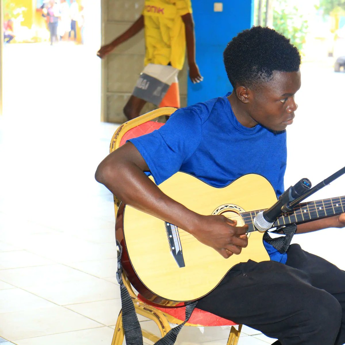 Bad governance and poor leadership are significant contributors to poverty
and underdevelopment in Kenya. As we celebrate the International Youth Day, @quentino_banderas performs a piece on bad governance showcasing the role of art in social change.    

#FromClicksToProgress