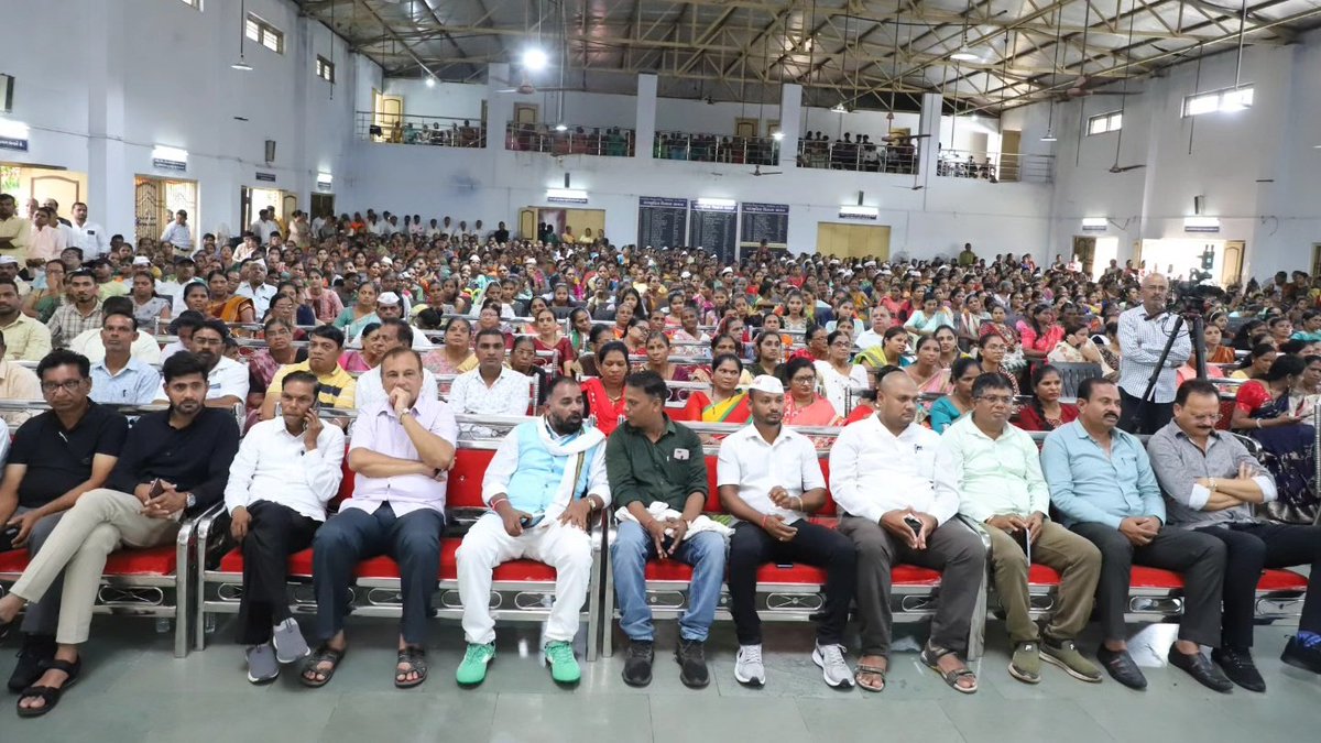 JagdishMakwana_'s tweet image. આદિવાસી સમાજની પ્રાચીન સંસ્કૃતિ અને સ્વાધીનતા સંગ્રામમાં આદિવાસી સમાજનું યોગદાન અમૂલ્ય છે.

ઉમરગામ વિધાનસભાના ઘોડીપાડા ખાતે વિશ્વ આદિવાસી દિવસની ઉજવણીમાં સહભાગી થઈ, સો આદિવાસી બંધુઓને શુભેચ્છાઓ પાઠવી.

આદરણીય પ્રધાનમંત્રી શ્રી @narendramodi સાહેબના માર્ગદર્શનમાં આદિવાસી બાળકો…