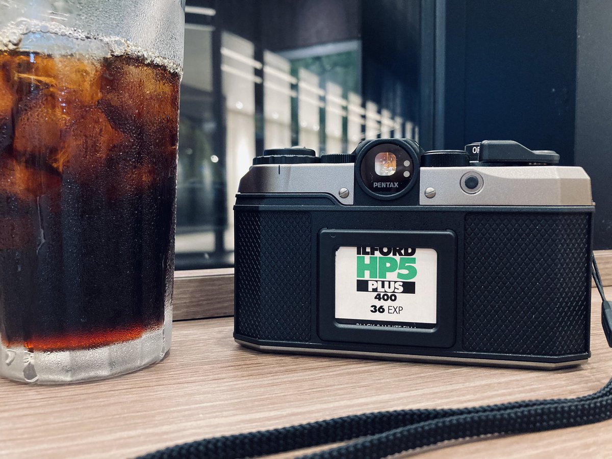 synb's tweet image. 近所の森山君(41)が「その液晶何が写っているんですか？」と尋ねて来たのが今週のハイライト。 #pentax17 #PENTAX #フィルムカメラ #filmcamera #ilford