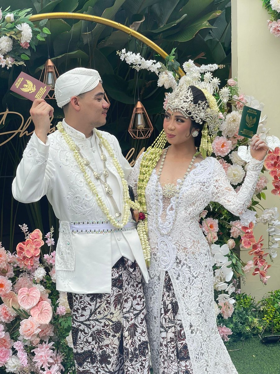 dhita_pedhe's tweet image. Alasan ga bisa nonton dan ikutan ke konser/fancon/fansign solo member2 EXO 🥹

Sibuk ngurusin nikahan 🙏😂
Mau curhat ke Chen lagi iihhh~