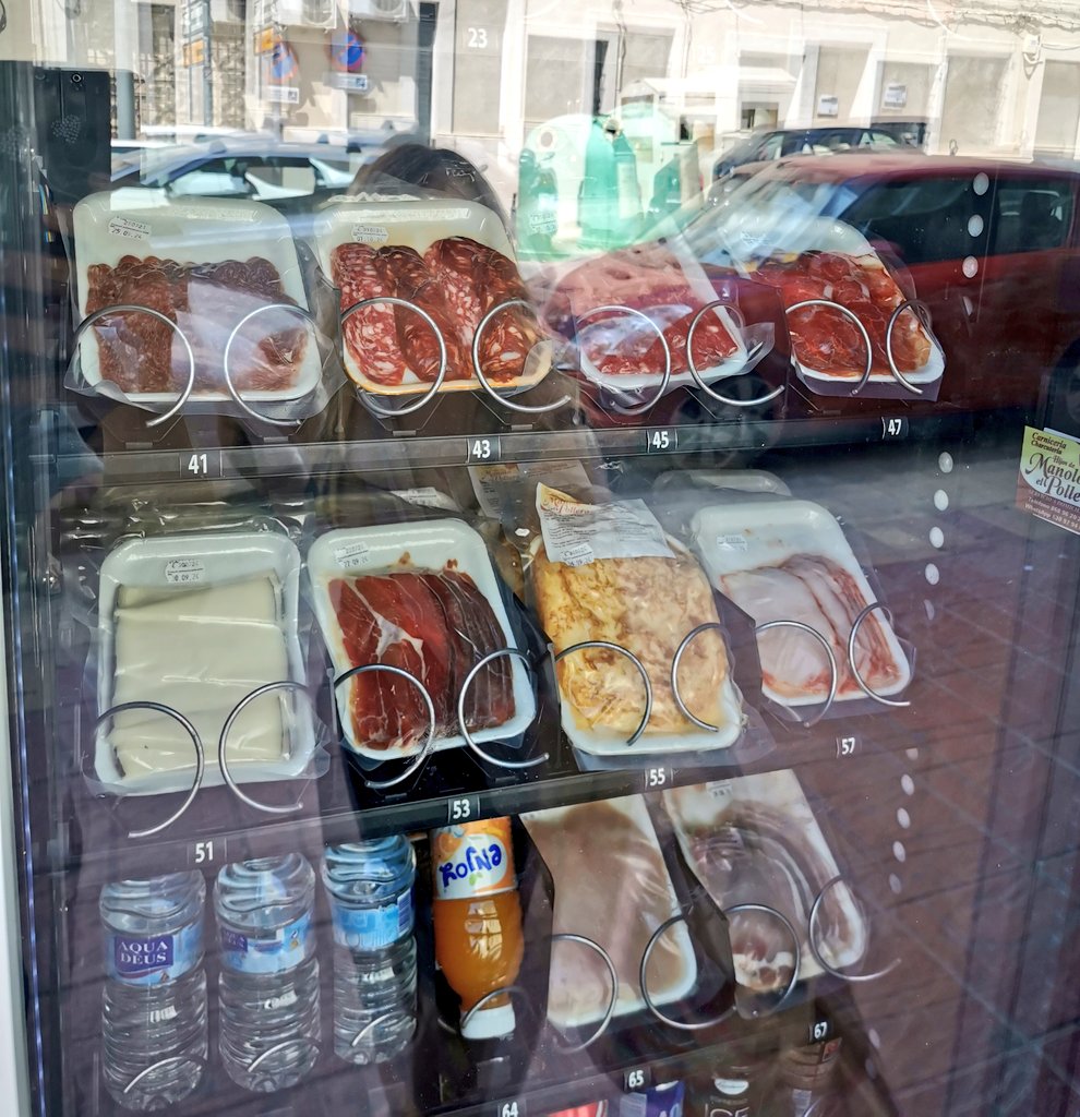 AlvaRocking's tweet photo. Una máquina expendedora de embutido, lomo, queso y tortilla. Superad eso.

Visto en Cieza. https://t.co/5piCGRXw7P