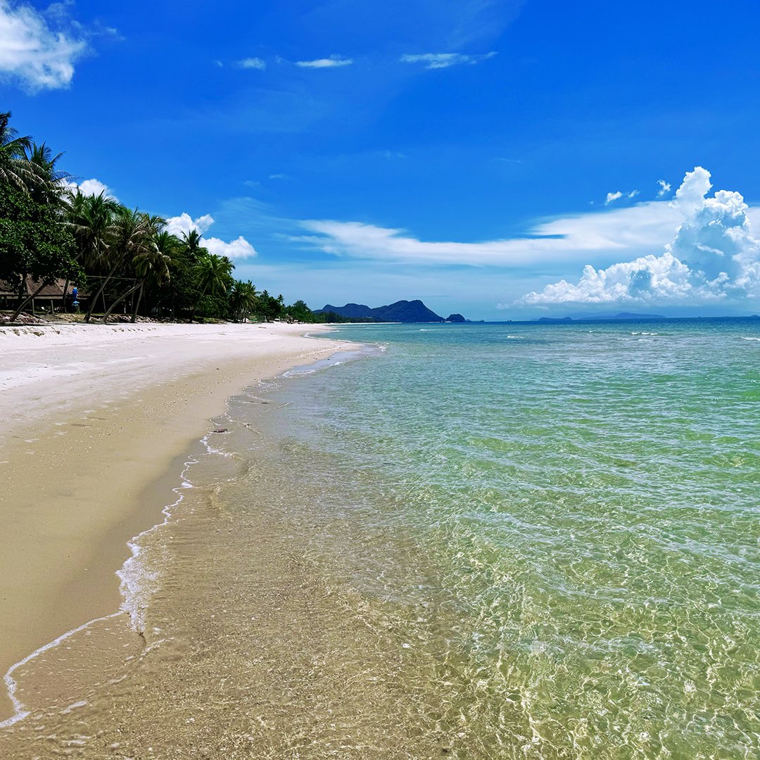 khanomsichon's tweet photo. Escape to the beaches of Khanom and Sichon in Nakhon Si Thammarat, where crystal-clear waters and pristine sands await.

#HaveYouBeen #KhanomSichon #DiscoverKhanomSichon #ExploreKhanomSichon #VisitKhanomSichon #Khanom #Sichon #NakhonSiThammarat https://t.co/ARB0pt6PNX