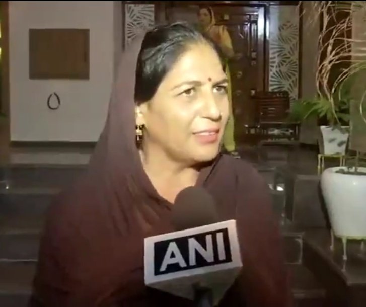 एक नीरज चौपड़ा की माँ है और दूसरी अरशद नदीम की।

पेरिस ओलंपिक के जैवलिन थ्रो मुक़ाबले में पाकिस्तान के अरशद नदीम ने गोल्ड और भारत के नीरज चोपड़ा ने सिल्वर मेडल जीता तो दोनों खिलाड़ियों की माँओं ने मानो इस युग को ही वात्सल्य से भरी एक नई लोरी सुना दी।

अरशद नदीम ने नया ओलंपिक