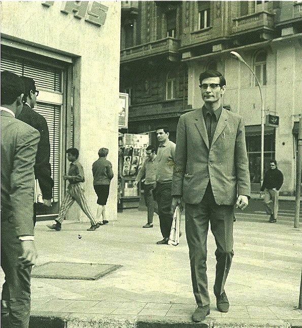 vintagearabe's tweet photo. Mahmoud Darwich, 16 ans qu’il est parti. On est nombreux à se souvenir où on était à l’annonce. Moi j’étais à Barcelone et ma mère m’a appelé. On a pleuré ensemble. 

Le poète du peuple. Ils ne sont qu’une poignée par siècle les poètes de cette stature. https://t.co/lIq1spIadK