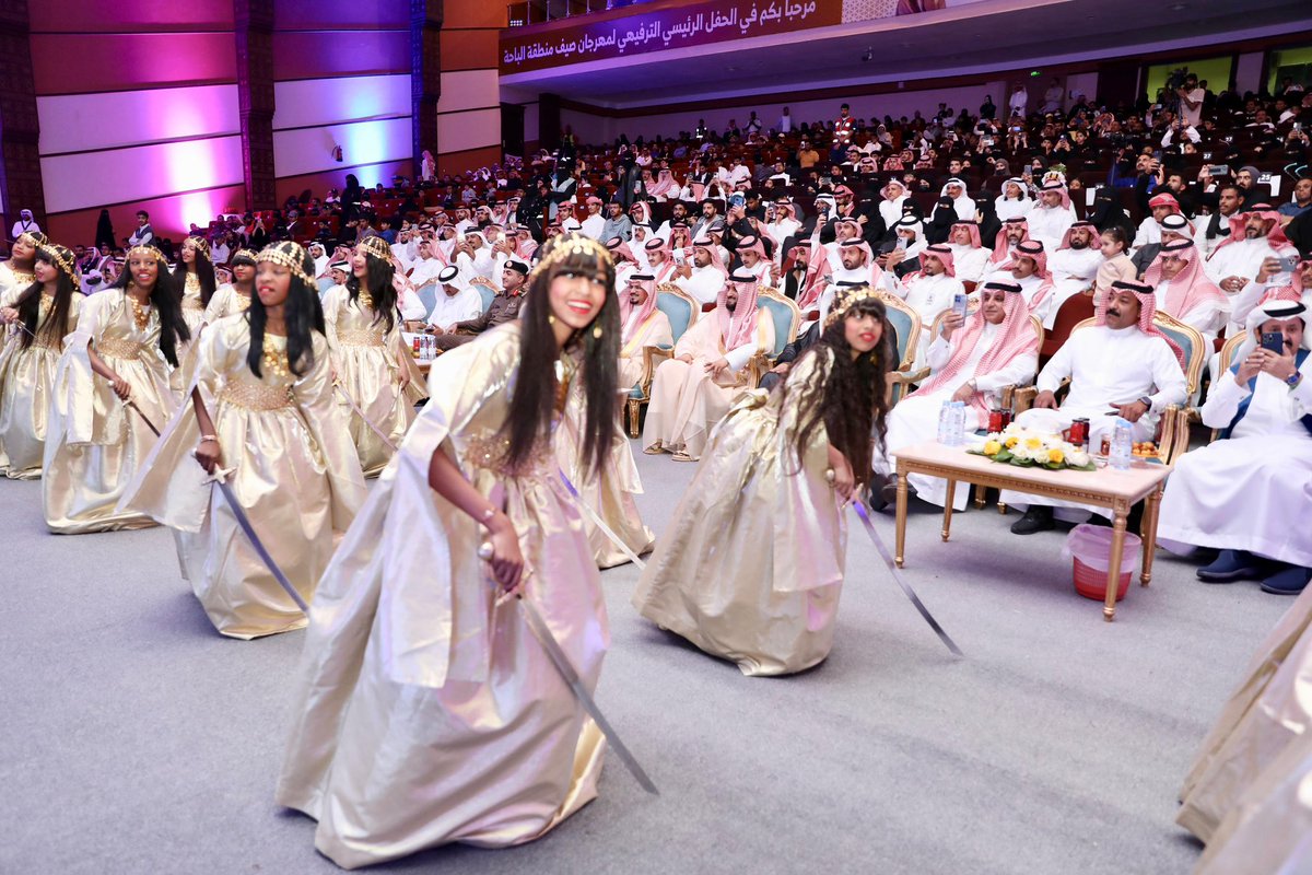 برعاية صاحب السمو الملكي الأمير الدكتور حسام بن سعود بن عبدالعزيز أمير منطقة #الباحه ، شهد وكيل إمارة المنطقة الدكتور عبدالمنعم بن ياسين الشهري أمس الخميس، الحفل الرئيسي لمهرجان صيف الباحة للعام الحالي 2024م، وذلك بمركز الملك عبدالعزيز الحضاري بمدينة الباحة.