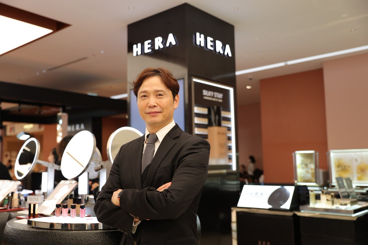 CM2Connect's tweet photo. “HERA” แบรนด์เครื่องสำอางลักซ์ชัวรี่ เปิดช็อปใหม่ใจกลางกรุงเทพฯ ครั้งแรก ส่งต่อความงามเหนือระดับจากกรุงโซล 

💙 https://t.co/vEP8iCOmEW 

#HERA #HERAisComing #HERAThailand #HERABlackCushionFoundation
#HERASensualPowderMatte
#janistarr #JANISTA #HERAxMeen #meennicha8 #HERAxFOURTH
#Fourthnattawat #HERAxPrim #primiily