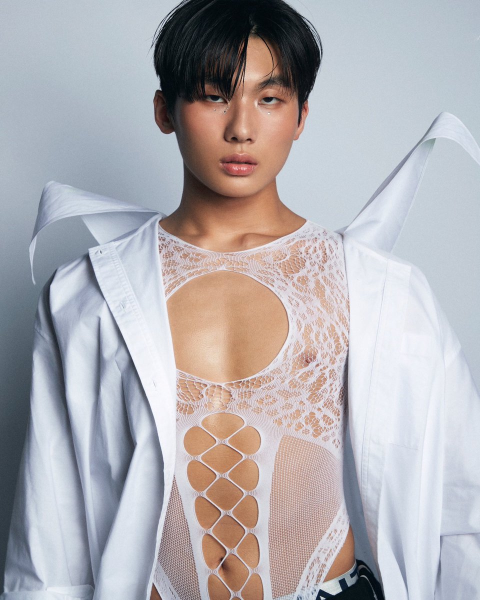 DazedKorea's tweet photo. ZINUKITSCH​

@zinukitsch

지누의 보깅, 희열, 자유, 그 이상.​
​
#지누키치 #zinukitsch #디그더데이즈드 #DigtheDazed​

더 많은 콘텐츠는 <데이즈드> 뷰티 에디션과 디지털에서 확인하세요. Check out more of our contents in <DAZED> 
KOREA BEAUTY EDITION issue and Digital. https://t.co/aEJUontWa3