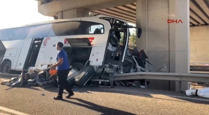 Ankara'nın Polatlı ilçesinde bir yolcu otobüsü, köprünün ayağına saplanması sonucu meydana gelen trafik kazasında çok sayıda ölü ve yaralının olduğu bildirildi.
Olay yerine çok sayıda itfaiye arama kurtarma ve sağlık ekibi sevk edildi.