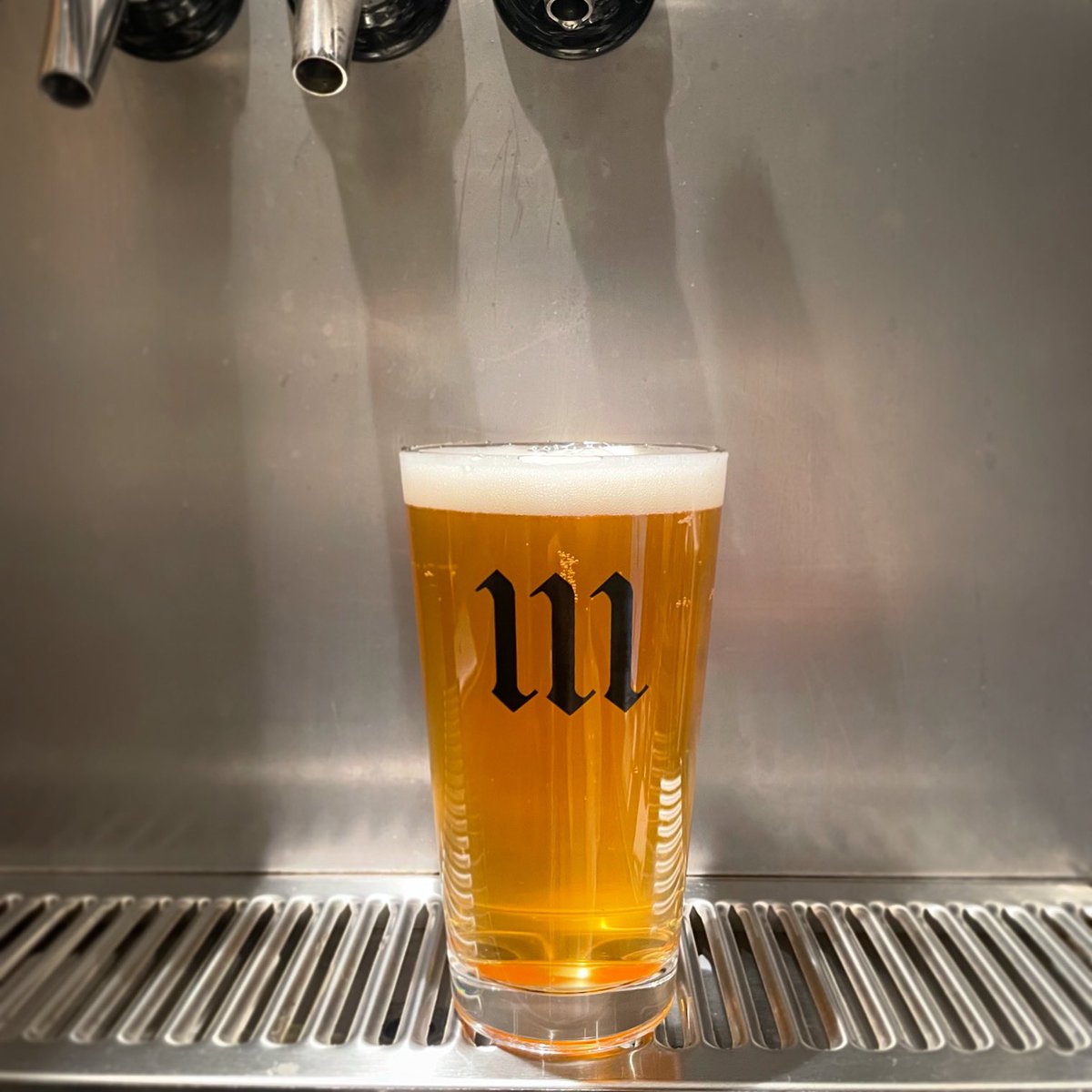 新しいビールが繋がりました。

千輪 / 蛍火醸造
Style: West Coast IPA
ABV:6.0

蛍火醸造を代表するIPA 。
すっきりしたボディに、シャープな苦味が加わり、柑橘系のアロマが重層的に織りなすホッピネスでドライなIPA です。