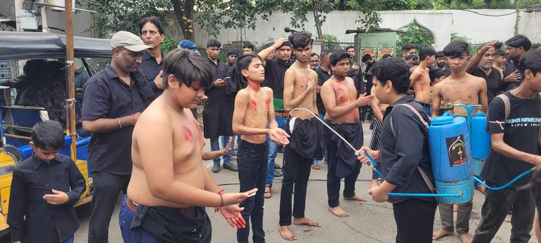 BaqriBjp's tweet photo. "KHOONI MATAM'Self-flagellation In Connection with 1385th Martyrdom Anniversary of Shahzada Ali Asghar (a.s) to remember the sacrifice of Youngest son of Imam Hussain (a.s) Baqri said an arrow with #3sharp heads flew across the desert of Karbala. It was heading for Ali Asghar. https://t.co/W2HLlQm4jB
