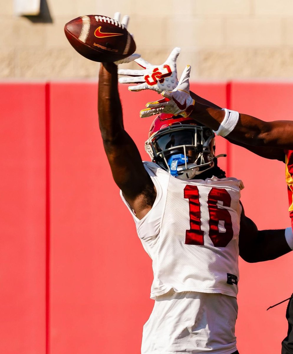 RomeroWestCoast's tweet image. The nephew/little homie Joseph Bettencourt is ready for the Folsom Blue and White game tomorrow!! 🔵⚪️

And how ironic that he’s rocking number 16 this season like the #SacramentoTrojan himself @ProphetPb 🔥

#FightOn ✌🏿| @FolsomBulldogFB