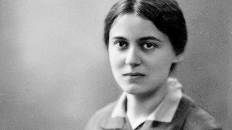 Edith Stein, Philosophin, konvertiert 1922 vom Judentum zum Christentum, tritt 1933 in den kath. Orden ein. 1942 wird sie nach Auschwitz deportiert, am 9. August ermordet. Sie schrieb: »Der Nächste ist nicht der, den ich mag. Er ist ein jeder, der mir nahe kommt – ohne Ausnahme.«