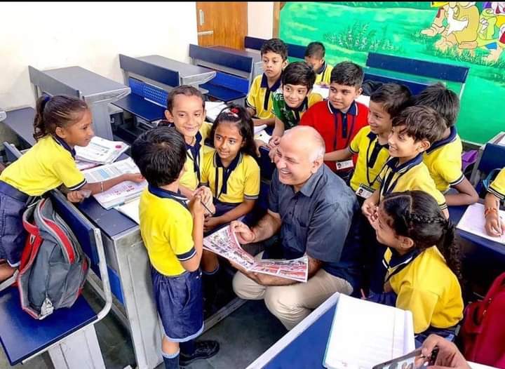 VanditMoun's tweet photo. दिल्ली शिक्षा क्रांति के नायक @msisodia जी क�� बेल मिलने से पूरे देश में आज ख़ुशी है।

मनीष जी को 530 दिन तक जेल की सलाख़ों के पीछे रखा गया। उनका जुर्म इतना था कि उन्होंने गरीबों के बच्चों को बेहतर भविष्य दिया।  #ManishSisodia https://t.co/hKKUXe4tUk
