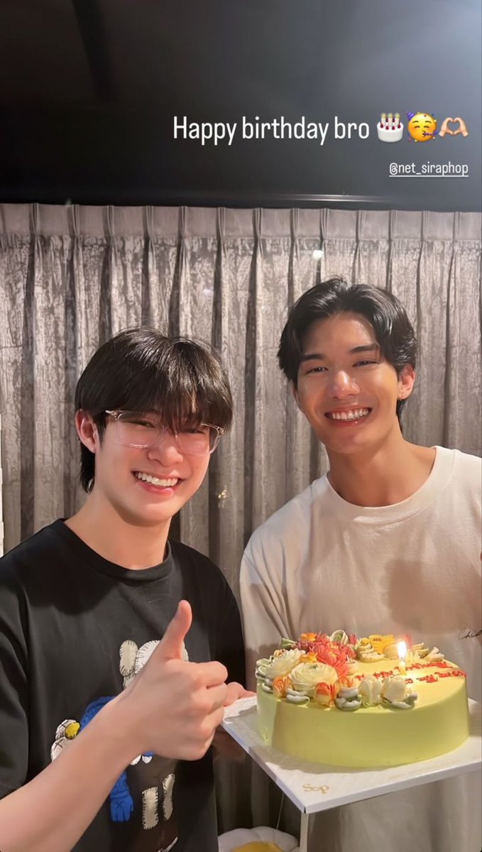 maxnatcosmos's tweet photo. #NetNat the cutest besties 🥹💗✨

#Wonderful22yNatBD
#natasitt #netsiraphop https://t.co/7Yz9HS3T3H