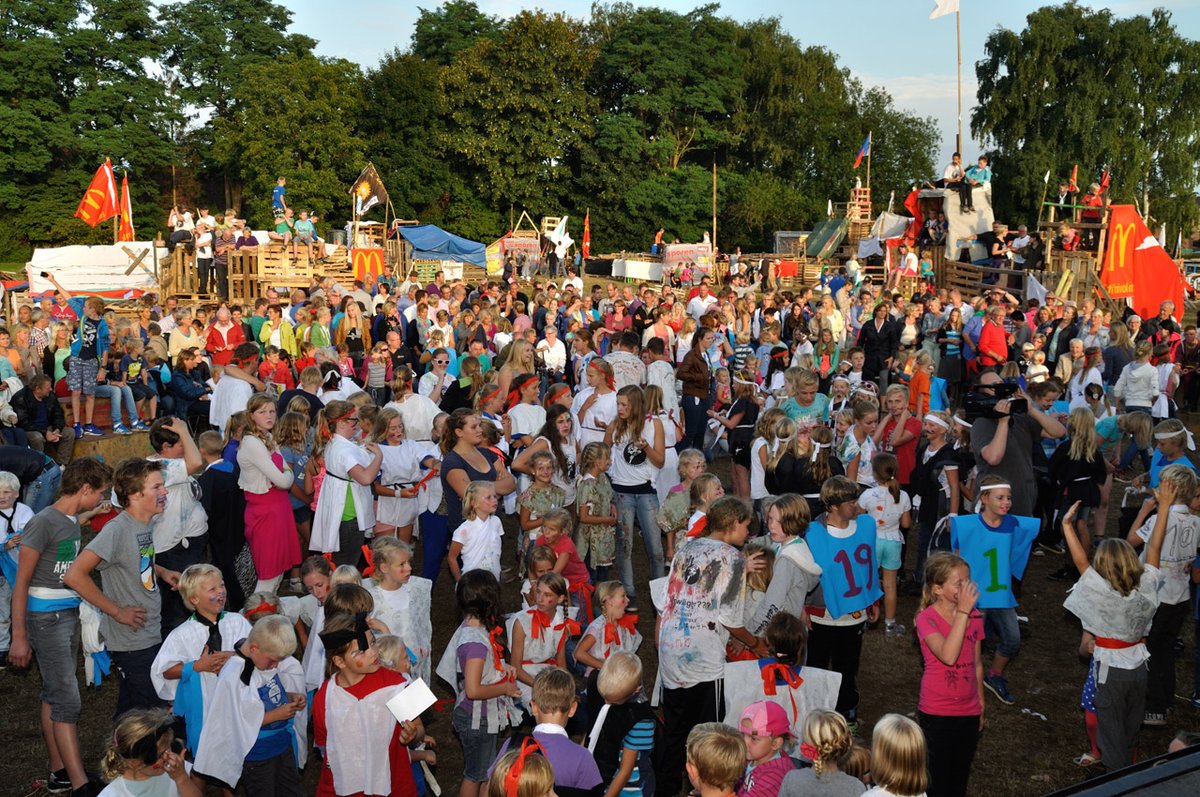 Bij de kinderen is het Goorse Kinderkamp nog altijd erg populair. De ouders daarentegen laten het dit jaar afweten. Daardoor is er groot tekort aan vrijwilligers.  
Kindvriendelijk Goor hoopt dat er zich nog extra vrijwilligers aanmelden. Dat kan via kindvriendelijkgoor.nl.