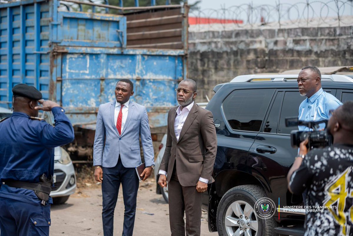 ShekaStella's tweet photo. 1/4
48h après sa prise des fonctions, Son Excellence Bob AMISSO YOKA LUMBILA, Ministre des Transports et Mobilité Urbaines de la Ville de Kinshasa a effectué une visite de travail au sein de la Division Urbaine des Transports, conformément à l'idéal de Son ... https://t.co/diYaqjB4yZ