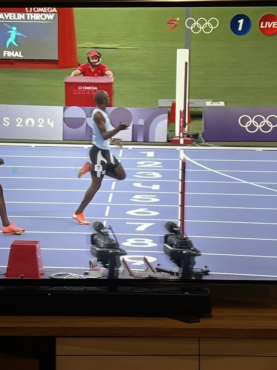 _itsmeduh__'s tweet photo. this, ladies &amp; gentlemen is how you win an olympic gold. no VAR just social distancing. covid protocols highly observed https://t.co/m8k0ACm55o