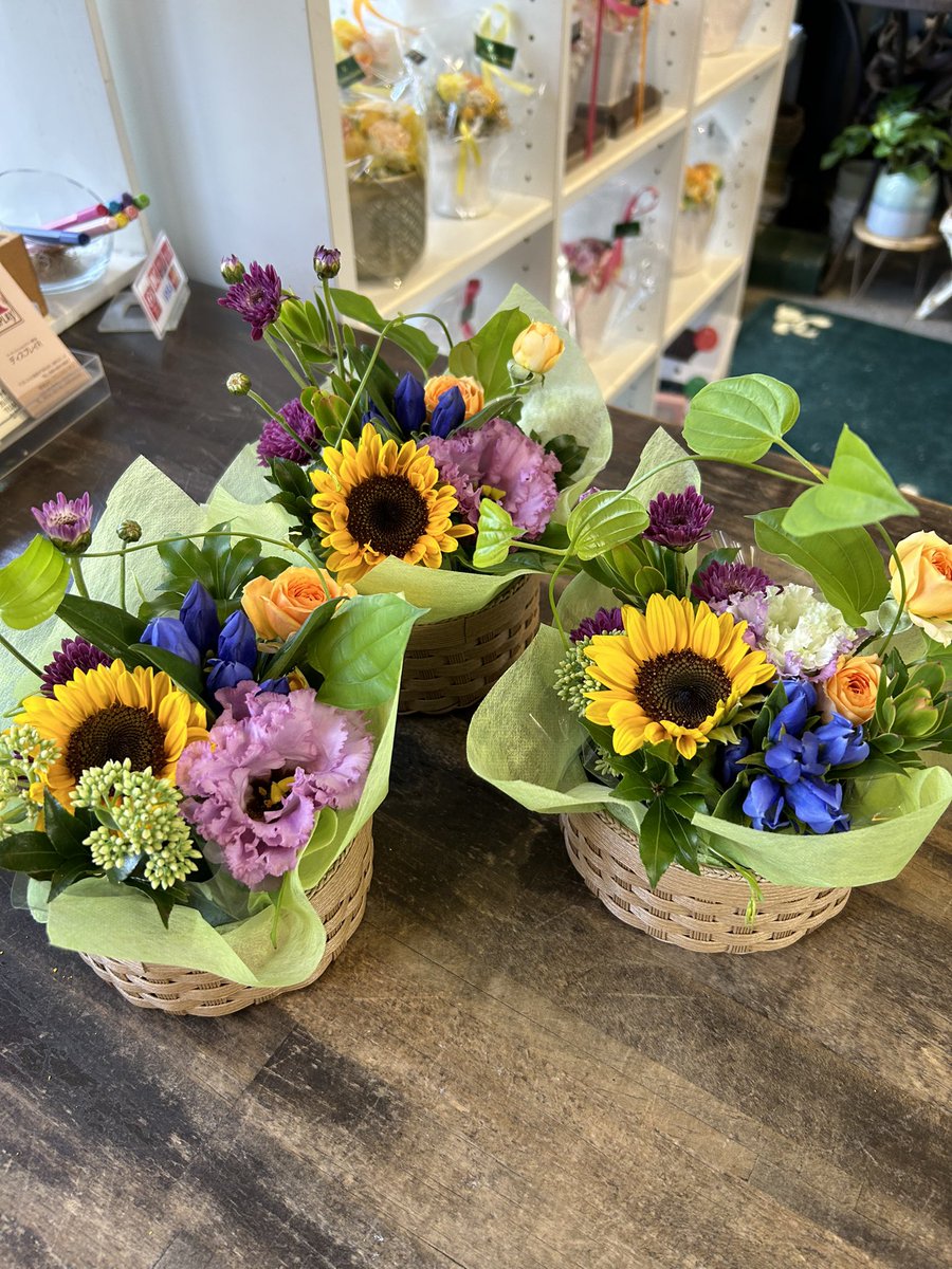 selflo_ehime's tweet photo. 2024.8.8
こんにちは。お花屋さんの無人販売機セルフラです。
残暑お見舞い申し上げます。
夏の元気なご挨拶に、お花のアレンジメントはいかがですか。 https://t.co/PL4dpENJ12