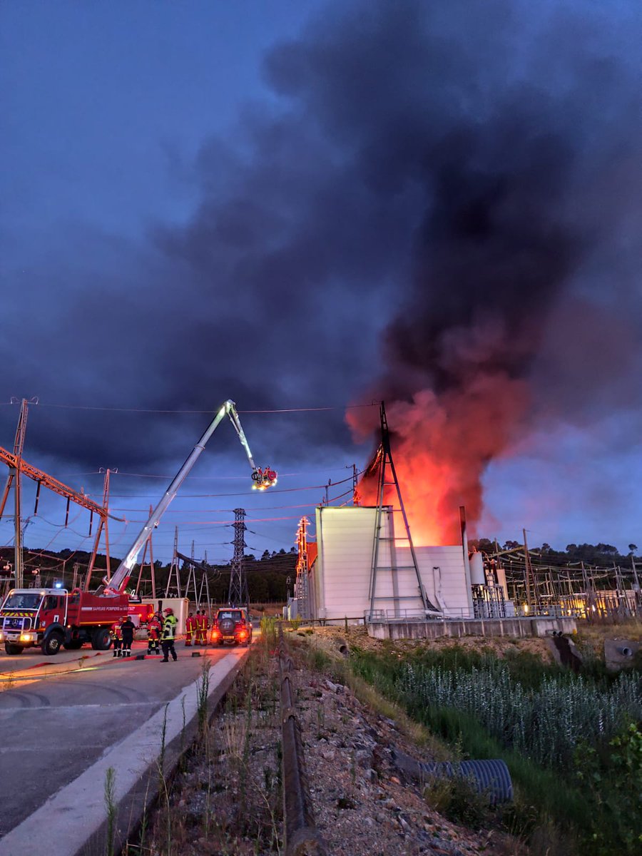 Prefet83's tweet image. #InterventionEnCours | Un incendie est en cours sur un transformateur électrique de la centrale électrique de Vinon-sur-Verdon. Les sapeurs-pompiers du @sdis83 sont mobilisés et le feu est contenu. 
Cet incendie qui a touché un bac à huile minérale dégage un important panache de