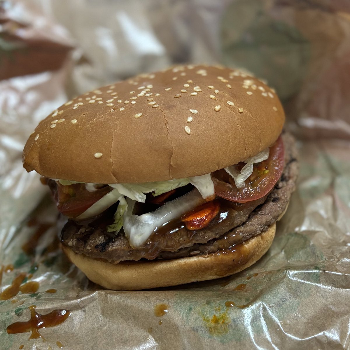 nixonjam1's tweet photo. バーガーキング
ダブルスパイシーステーキソースワッパー
ゴロゴロとしたロース肉が結構な量入ってる。ソースの相性はかなり良い。もともとバーキンのパティはお肉感がすごいのでロース肉のありがたみは薄いかな…？って感じ。スパイシー感は強く、なんなら極辛ナゲットより辛い。
うまかった！！ https://t.co/1EwRseh2y8
