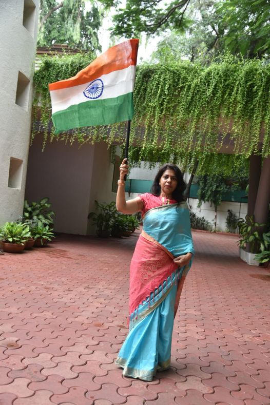 મા.PMશ્રીની પ્રેરણાથી સમગ્ર દેશમાં #HarGharTiranga અભિયાનનું આયોજન થઈ રહ્યું છે,ત્યારે મ્યુ.કમિશ્નર શ્રીમતી શાલિની અગ્રવાલે પોતાના નિવાસસ્થાને તિરંગો લહેરાવી દેશભક્તિના આ અભિયાનની શરૂઆત કરી,પ્રત્યેક નાગરિકને પોતાના ઘરપર તિરંગો લહેરાવી રાષ્ટ્રભક્તિના મહાપર્વમાં જોડાવા આહવાન કર્યું