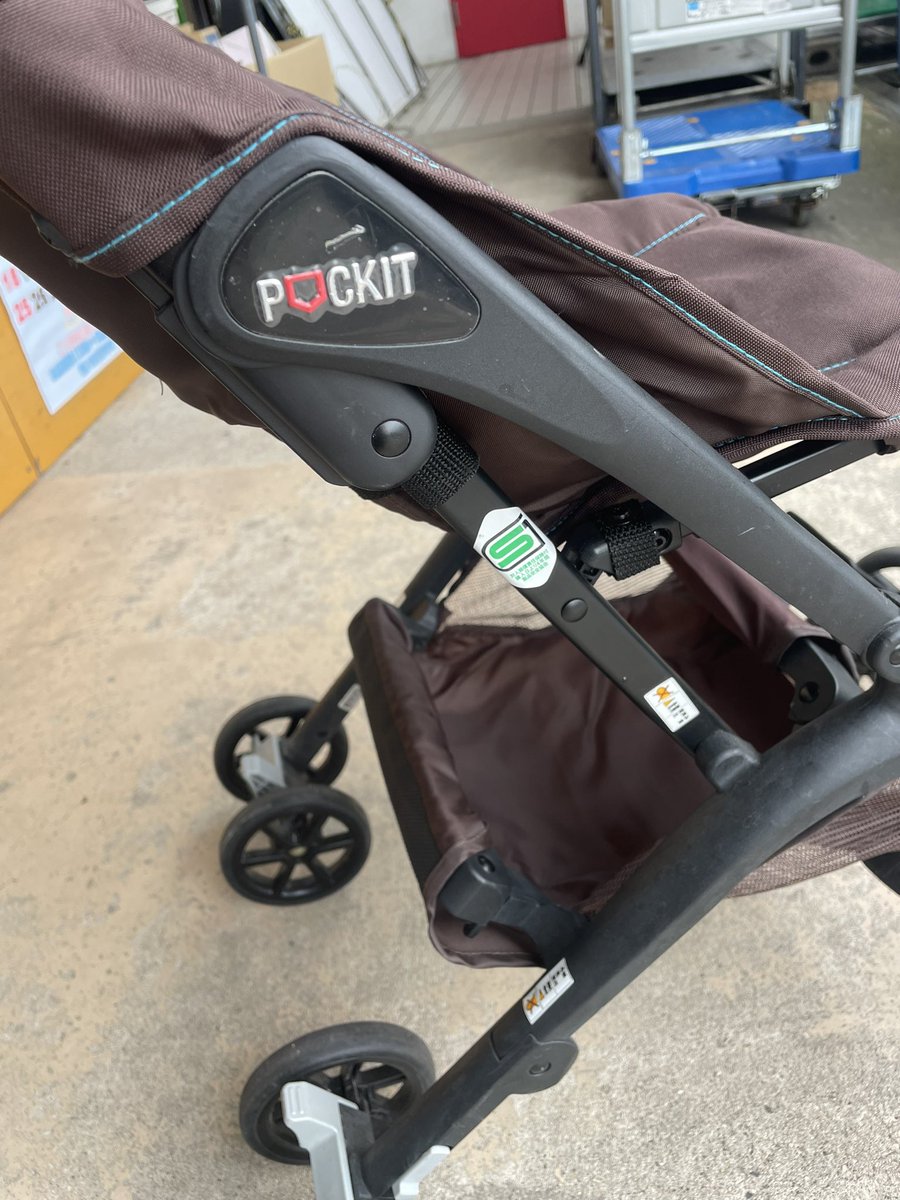 doguya_com's tweet photo. 【本日のおすすめ🌟】
#pockit のコンパクトベビーカー
4400円
ワンタッチで約50cmになります✨️
ギリカバンにも入りそうなので、
お祭りなどで急に歩いてくれなくなった時にカバンから出して乗ってもらったり…
私の子供がもっと小さい時にこんなのあるの知りたかった🥺 https://t.co/btDX78PPyu