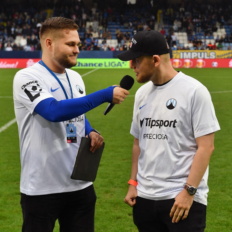 FCSlovanLiberec's tweet photo. 🎥 Už jste viděli sestřih ze zákulisí domácího zápasu proti Slavii? Opět se můžete podívat i do naší šatny nebo na lavičku. Nechybí ani záběry z předzápasového a poločasového programu. #LIBSLA