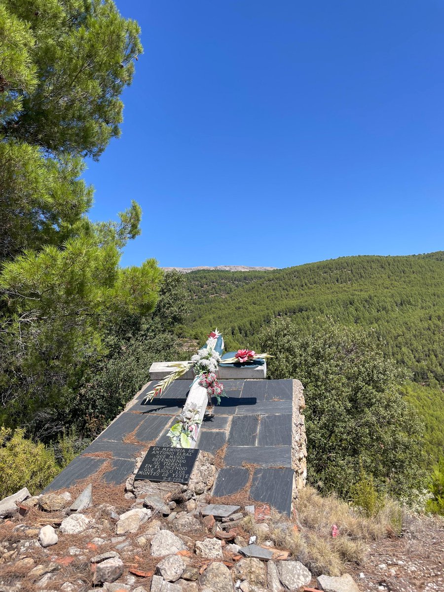 En #IFYESTE1994 falleció un vecino, defendiendo su tierra. Está es sin duda la cara más amarga de loa #IIFF.
En su recuerdo en la aldea de La Tejeruela yace esta cruz.
