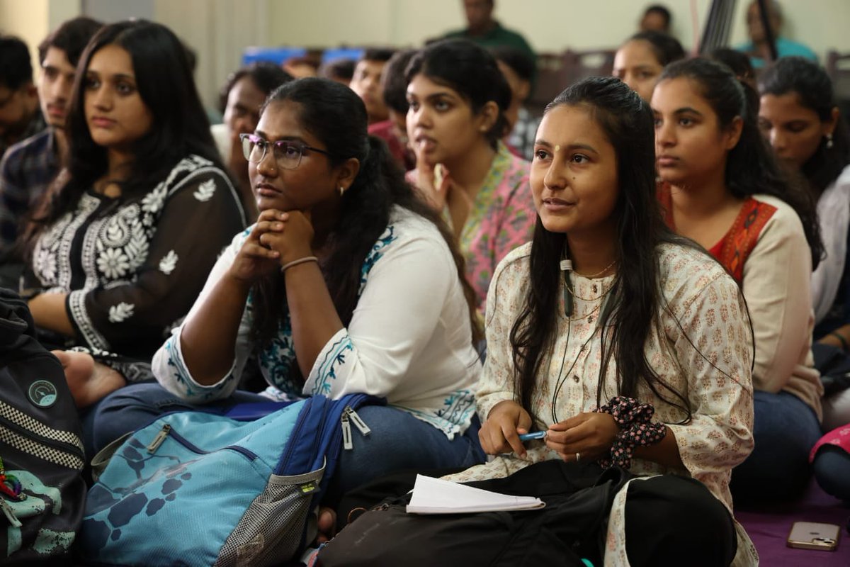 sangeetnatak's tweet photo. Day 2 of #Event2 in the #Kaladharohar series, organized by Sangeet Natak Akademi, celebrating the 525th birth anniversary of Sant Meera Bai. Students from the University of Mumbai engaged in the workshop and were captivated by a mesmerizing performance by Shri Vidyadhar Vyas.
#music #dance #drama #artist #folk #culture #SangeetNatakAkademi #Mumbai