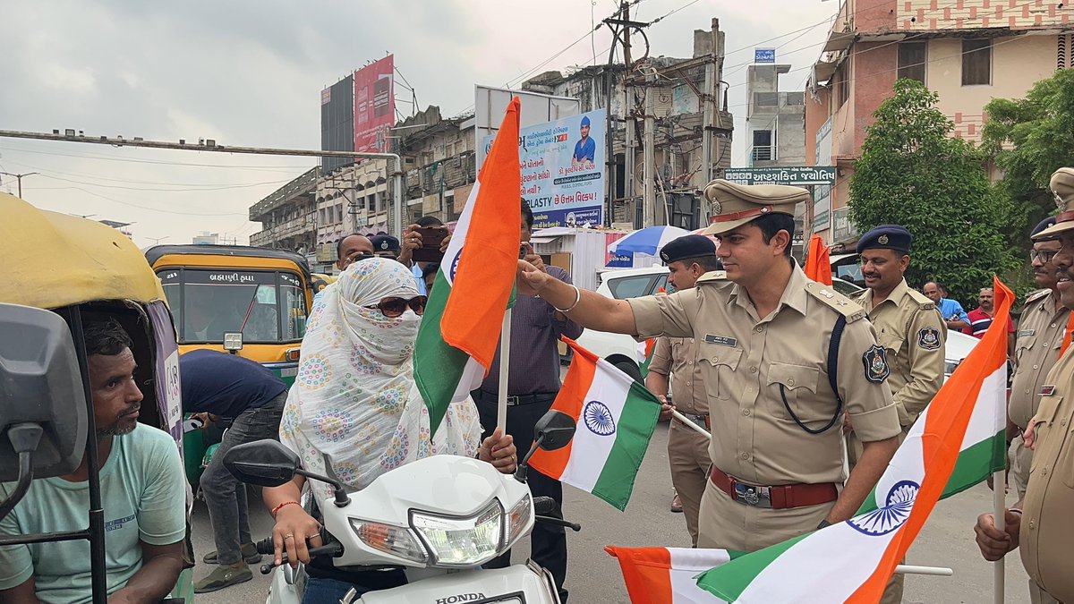 SP Banaskantha (@sp_banaskantha) on Twitter photo ૭૮માં સ્વતંત્ર પર્વ નિમિતે હર ઘર તિરંગા અભિયાન અંતર્ગત બનાસકાંઠા પોલીસ દ્વારા સમગ્ર જિલ્લામાં નાગરિકોને તિરંગા વિતરણ કરવામાં આવેલ અને પોતાના ઘરે તિરંગો લગાવવા અપીલ કરવામાં આવેલ. #HarGharTiranga #banaskanthapolice <a href="/dgpgujarat/">DGP Gujarat</a> <a href="/GujaratPolice/">Gujarat Police</a> <a href="/sanghaviharsh/">Harsh Sanghavi</a> <a href="/Bhupendrapbjp/">Bhupendra Patel</a> ૭૮માં સ્વતંત્ર પર્વ નિમિતે હર ઘર તિરંગા અભિયાન અંતર્ગત બનાસકાંઠા પોલીસ દ્વારા સમગ્ર જિલ્લામાં નાગરિકોને તિરંગા વિતરણ કરવામાં આવેલ અને પોતાના ઘરે તિરંગો લગાવવા અપીલ કરવામાં આવેલ. #HarGharTiranga #banaskanthapolice <a href="/dgpgujarat/">DGP Gujarat</a> <a href="/GujaratPolice/">Gujarat Police</a> <a href="/sanghaviharsh/">Harsh Sanghavi</a> <a href="/Bhupendrapbjp/">Bhupendra Patel</a>