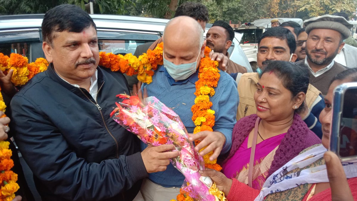 SubhashiniMish7's tweet photo. मनीष सिसोदिया जी को मिली जमानत भारत के न्याय व्यवस्था और लोकतंत्र की जीत है।
बिना किसी सबूत के उन्हें जेल में रखा गया।
सुप्रीम कोर्ट का फ़ैसला तानाशाह सरकार पर ज़ोरदार तमाचा है।
तानाशाही मुर्दाबाद, लोकतंत्र ज़िंदाबाद।
@SanjayAzadSln @SabhajeetAAP https://t.co/jhDuR7dgVS