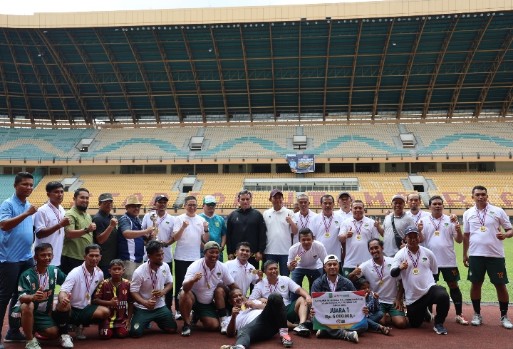 TrcRiau's tweet photo. Disaksikan Bima Sakti, PTPN IV Juara Sepakbola Piala Gubernur Riau https://t.co/AvbKDULP4O https://t.co/74ged9dWDb