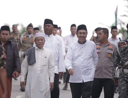 TrcRiau's tweet photo. Mata Tertuju Saat Sosok Syamsuar yang Religi Datang https://t.co/mC8rORGYXR https://t.co/QZ5U1tJSGG