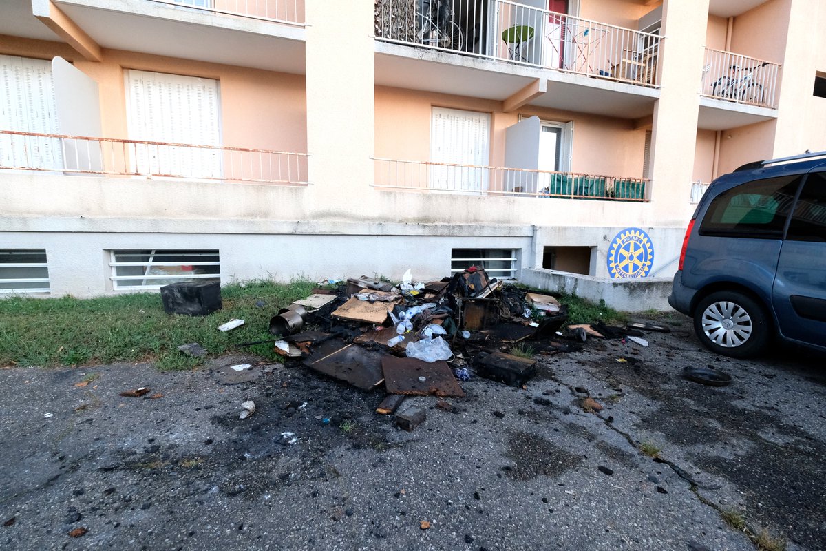Le feu s'est déclaré au dernier étage d'un immeuble d'habitations, jeudi 8 août, aux alentours de 22 heures, dans le Puy-de-Dôme. 32 personnes ont été évacuées...
lamontagne.fr/issoire-63500/…