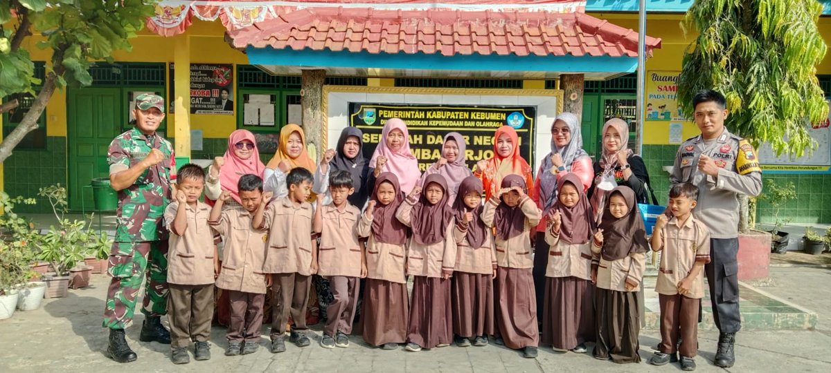 Babinsa Koramil 17 Adimulyo  Bersama Puskesmas melaksanaan Imunisasi Anak Sekolahan (BIAS) SD N Tambaharjo