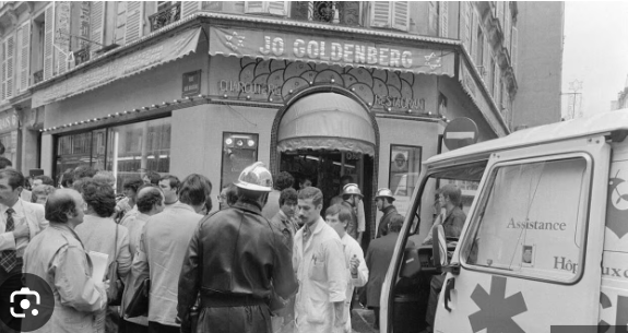 olivia220's tweet photo. Aujourd'hui, nous commémorons l'#attentat de la #RueDesRosiers qui s'est produit le #9août1982 soit il y a #42ans devant le #restaurant #Goldenberg.
On ne peut ni oublier ni pardonner.

Petit rappel des faits :

L’attentat de la rue des Rosiers est un attentat terroriste perpétré, le 9 août 1982, dans le restaurant de cuisine juive d'Europe centrale tenu par Jo Goldenberg rue des Rosiers dans le quartier juif du Marais, à Paris. Dans le restaurant et dans la rue, six personnes sont mortes et vingt-deux blessées.

Les auteurs de l'attentat ont été identifiés comme appartenant au Fatah-Conseil révolutionnaire (FCR) d'Abou Nidal, une organisation terroriste palestinienne violemment opposée à l’OLP et au Fatah. Parmi d'autres crimes, le FCR aurait tué, à Paris, auparavant et après l'attentat de la rue des Rosiers, des musulmans, notamment des directeurs de bibliothèque palestinienne ou représentants de l'OLP, à Beyrouth un ambassadeur de France, des juifs dans des synagogues en Autriche, en Belgique et en Italie. Les auteurs de l'attentat de la rue des Rosiers ont été identifiés et jugés par contumace en raison de leur absence, la France n'étant toujours pas parvenue à obtenir leur extradition de leurs pays de résidence.

Le lundi 9 août 1982 à 13 h 15, un groupe de deux à cinq personnes (selon des témoignages contradictoires) masquées, en costume gris, sac noir à l'épaule, et armées de pistolets-mitrailleurs, descendent d'une voiture et font irruption dans le restaurant de cuisine juive d'Europe centrale de Jo Goldenberg, au coin de la rue des Rosiers et de la rue Ferdinand-Duval. Une cinquantaine de clients se trouvent à table. Après avoir lancé une grenade, ils mitraillent clients et employés. Puis le commando lance une seconde grenade, ressort du restaurant et s'enfuit à pied en tirant dans la foule1. Un policier en civil intervient sur les lieux arme à la main. Dans la panique, tirant depuis sa fenêtre avec un fusil de chasse, en pensant qu'il visait un terroriste, le fils du restaurateur, Marco Goldenberg, blesse grièvement l'inspecteur André Douard (30 ans), lequel, déjeunant à proximité, intervenait revolver au poing en ripostant aux tirs des terroristes2. En moins de trois minutes, l’attentat fait six morts et vingt-deux blessés

Une première revendication est faite au nom d'Action directe mais l'organisation anarcho-communiste la réfute et condamne l'acte, qu'il qualifie d'« erreur politique »4.

L'enquête, fondée sur les douilles et les armes d'origine polonaise fournies à des groupes palestiniens, menée par le juge Jean-Louis Bruguière jusqu'en 2007, incrimine le Fatah-Conseil révolutionnaire d'Abou Nidal — un groupe palestinien dissident et opposé à l’OLP. Les douilles retrouvées sont en effet des munitions de 9 mm court « Makarov » tirées par un PM Wz 63 (1,8 kg et 33 cm) de fabrication polonaise, « signature » de ce groupe5. Le 13 août 1982, des promeneurs retrouvent, placé en évidence dans le bois de Boulogne, « un sac en plastique contenant un pistolet-mitrailleur WZ 5,56, trois chargeurs et 29 balles de 9 millimètres. Pour les enquêteurs, c’est la signature d’Abou Nidal. Le Fatah-Conseil Révolutionnaire ou FCR (nommé également Organisation Abou Nidal, Conseil révolutionnaire arabe, Brigades révolutionnaires arabes ou encore Organisation révolutionnaire des musulmans socialistes) est un mouvement palestinien de tendance dure, formé en 1974 par Sabri al Banna, connu sous le nom de guerre Abou Nidal. Il exécute des actions terroristes à l'international, s'opposant ainsi au Fatah d'Arafat. Après sa tentative d'assassinat avortée contre Yasser Arafat et Mahmoud Abbas, il est condamné à mort par contumace par le conseil de l'OLP. Soutenu à ses débuts par Saddam Hussein en Irak, le FCR est basé à Bagdad de 1974 à 1983.

Le FCR aurait déjà frappé la France, à Paris et dans d'autres pays, depuis des années et peu avant l'attentat. Notamment, à Paris : le 5 septembre 1973, en occupant l'ambassade d'Arabie saoudite, afin d'obtenir la libération d'Abu Daoud, alors emprisonné en Jordanie ; le 15 novembre 1977, en assassinant le directeur de la Bibliothèque arabe ; le 3 août 1978, en assassinant le représentant de l'OLP en France ; le 17 janvier 1980, en assassinant le directeur de la bibliothèque-boutique palestinienne à Paris ; le 1er août 1981, à Beyrouth des attentats à la bombe endommagent plusieurs banques et entreprises françaises et le bureau d'Air France ; le 29 août de la même année, à Vienne, en Autriche, attaque d'une synagogue (deux tués et 23 blessés, dont 3 policiers ; les assaillants ont été arrêtés et emprisonnés) ; le 4 septembre de la même année, l'ambassadeur de France au Liban, Louis Delamare était assassiné à Beyrouth. En 1982 : le 3 juin, tentative d'assassinat à Londres de l'ambassadeur d'Israël au Royaume-Uni, rendu définitivement invalide (le gouvernement israélien blâma l'OLP pour l'attaque, l'un des incidents qui a provoqué son invasion du Liban le 6 juin) ; le 4 juin, un diplomate koweïtien est assassiné devant son domicile à New Delhi, en Inde ; le 7 juillet, un diplomate jordanien est assassiné et un autre grièvement blessé à Athènes en Grèce. Le 9 août, contrairement à ce que seraient ses habitudes, le FCR ne revendique pas expressément l’attentat de la rue des Rosiers6 ».

Les précédents ci-dessus mentionnés et les attaques suivantes, la même année, le 18 septembre, d'une synagogue à Bruxelles, avec la même pratique du «shoot and run» (littéralement en anglais : tire et cours), puis le 9 octobre, l'attaque de la Grande Synagogue de Rome (cinq attaquants lancent au moins trois grenades et mitraillent un enfant de 2 ans, tué, et 37 blessés), indiquaient clairement la piste FCR.

Cependant, en 2008, un journaliste lance une piste « néonazie »7 : selon un ancien officier des renseignements généraux, Odfried Hepp et Walter Kexel, néo nazis proches de la Wehrsportgruppe Hoffmann, dirigée par Karl-Heinz Hoffmann,[réf. souhaitée] recherchés par la police allemande pour de multiples attentats, sont arrivés à Paris la veille de l'attentat de la rue des Rosiers en provenance d'Allemagne (via Metz, où ils ont été identifiés chez un militant nazi notoire le 7 août au soir). Hepp, qui a suivi des entraînements para-militaires dans des camps radicaux palestiniens et qui travaille activement depuis le mois d'avril 1982 pour la Stasi8, reconnaît que son acolyte (suicidé depuis) aurait très bien pu en être l'auteur9,10. Les portraits-robots correspondrait à la description des témoins (le type européen, l'âge, etc.). Mais en 2011, la piste néo-nazie est provisoirement abandonnée par le juge Marc Trévidic qui aurait identifié les auteurs de la fusillade grâce à des témoignages d'anciens membres du Fatah11 obtenus grâce à une procédure « sous X » (dans les procès-verbaux, les témoins sont identifiés uniquement par des numéros).

En 2015, la justice française émet des mandats d'arrêts internationaux contre trois membres présumés du Fatah-Conseil révolutionnaire, ou groupe Abou Nidal12. Ces trois hommes vivent en Cisjordanie, en Jordanie et en Norvège13,14, formellement identifiés par les témoins numéros 93 et 107. Le premier est Mouhamad Souhair Al-Abassi, alias « Amjad Atta » : chef des opérations en Europe, il aurait monté l’opération, choisi la cible, géré l’argent et livré les armes aux tueurs au dernier moment. Le deuxième est Mahmoud Khader Abed Adra, alias « Hicham Harb » : instructeur de tir dans les camps d’entraînement syriens d'Abou Nidal, responsable de l’armement pour l’Europe et l’Asie, il aurait effectué le repérage un mois avant la tuerie avec Atta, sous une fausse identité, comme étudiant ; puis il aurait récupéré les armes dans une cache secrète, désigné la cible aux autres, leur aurait indiqué comment s’enfuir, où et comment se débarrasser des armes ; il a été reconnu sur photo par Guy Benarousse, l’un des survivants de l’attentat. Le troisième est Walid Abdulrahman Abou Zayed15, alias « Osman », un des tueurs chevronnés du groupe Abou Nidal : il aurait été le second tueur ; en 1991, il a émigré en Norvège avec sa femme et ses enfants.

Entre 1982 et 2015, il y a 32 ans, soit davantage que le délai de prescription ; mais cette dernière court à partir du dernier acte d’enquête, et l'audition des témoins a relancé d’autant la procédure judiciaire14. Le 1er juin 2015, le cerveau présumé de ces attentats, Zouhair Mouhamad Hassan Khalid al-Abassi, alias « Amjad Atta », âgé de 62 ans16, est interpellé en Jordanie mais relâché, sous caution avec interdiction de quitter le territoire jordanien, en attendant une décision quant à son extradition17 ; le 29 octobre, la justice jordanienne rejette son extradition (ainsi que celle d'un autre suspect, Nizar Tawfiq Mussa Hamada) en raison du dépassement du délai de prescription18 ; le procureur général de Jordanie fait appel de cette décision19, appel rejeté par la Cour de cassation jordanienne en mai 201920.

Le juge Trévidic obtient du témoin no 93 des détails d'importance6 : l’attentat a été supervisé au plus haut niveau par le bras droit d’Abou Nidal, Abou Nizar, chef des « opérations spéciales » ; le commanditaire serait Hafez el-Assad, président de la République arabe syrienne, en lutte contre la France qui soutient Yasser Arafat, le leader de l’OLP, alors encerclé à Beyrouth par les forces israéliennes et qui sera évacué sous protection militaire française et américaine le 30 août, trois semaines après l'attentat de la rue des Rosiers ; enfin, Abou Nidal n'aurait pas été inquiété sur le sol français avant sa mort en 2002 grâce à un accord secret avec le futur général Philippe Rondot, agent de la DGSE et parfait arabisant, qui prévoyait qu'Abou Nidal ne frapperait plus en France en échange de quoi ses hommes pouvaient y circuler sans être inquiétés.

En 2018, Yves Bonnet, directeur de la DST à l'époque de l'attentat, révèle qu’un « marché non écrit » a été conclu avec le groupe d’Abou Nidal, en 1982 après son identification comme l'auteur de l'attentat. Le groupe s’était engagé à ne plus commettre d’attentats en France, en échange de quoi ses membres pouvaient continuer de venir dans le pays21,22.

La police norvégienne annonce le 9 septembre 2020 l’arrestation d’un homme soupçonné d’être l’un des auteurs de l’attentat23. Le 25 septembre 2020, la justice norvégienne estime que l’extradition du suspect, Walid Abdulrahman Abou Zayed serait légale24. Le 4 décembre, le suspect est extradé, arrive sur le sol français et est mis en examen pour "assassinats" et "tentatives d'assassinats". Dans l'attente de son procès, il est placé en détention provisoire

Le 9 août 1982, le président de la République, François Mitterrand se rend à un office religieux en hommage aux victimes à la synagogue de la rue Pavée. À la sortie de cette synagogue, de jeunes juifs chauffés à blanc par le climat d'hystérie aiguisé par la télévision, le conspuent aux cris de « Mitterrand assassin ! » , « Mitterrand trahison ! », lui reprochant sa politique propalestinienne26. Cette colère contre le gouvernement socialiste puise ses origines dans l'enquête sur l'attentat de la rue Copernic perpétré en 1980. Le commissaire de police Jean-Pierre Pochon affirme en effet dans son livre Les Stores rouges, au cœur de l’infiltration d’Action directe27 que le nouveau pouvoir politique socialiste exerce des pressions pour diriger l'enquête vers les milieux d'extrême droite au détriment de la piste moyen-orientale. En juillet 1981, Gaston Defferre, nouveau ministre de l'Intérieur, exige encore que les policiers orientent leurs recherches vers les milieux d'extrême droite28.
En réaction à la fusillade, François Mitterrand annonce dans son allocution du 17 août 1982 qu'il confie la direction de l'enquête à la cellule antiterroriste de l'Élysée, dirigée par le patron du GIGN, Christian Prouteau, et son adjoint, le capitaine Paul Barril. Le 28 août 1982, Barril interpelle les auteurs supposés de l'attentat de la rue des Rosiers : des nationalistes irlandais. C'est le début de l'affaire des Irlandais de Vincennes, dans laquelle Paul Barril est soupçonné d'avoir apporté lui-même les pièces à conviction, armes, explosifs et documents compromettants.
Dans son allocution du 17 août 1982, le président Mitterrand annonce la création d'un secrétariat d’État à la sécurité publique, confié à Joseph Franceschi.
L’impact des balles a été visible sur la vitrine jusqu'en 2010, quand le restaurant est remplacé par un magasin de vêtements[réf. souhaitée].
La plaque à la mémoire des victimes ayant disparu, une nouvelle plaque a été posée par la mairie de Paris en 201129.
La façade a été classée monument historique[Quand ?].
Jo Goldenberg est mort à 91 ans, le 8 mai 201430.
Pour la première fois depuis quarante ans, un hommage national est rendu, le mardi 9 août 2022, aux victimes de l’attentat de la rue des Rosiers, par le garde des sceaux, Eric Dupond-Moretti, en présence des ambassadeurs d’Israël, des Etats-Unis et de Norvège