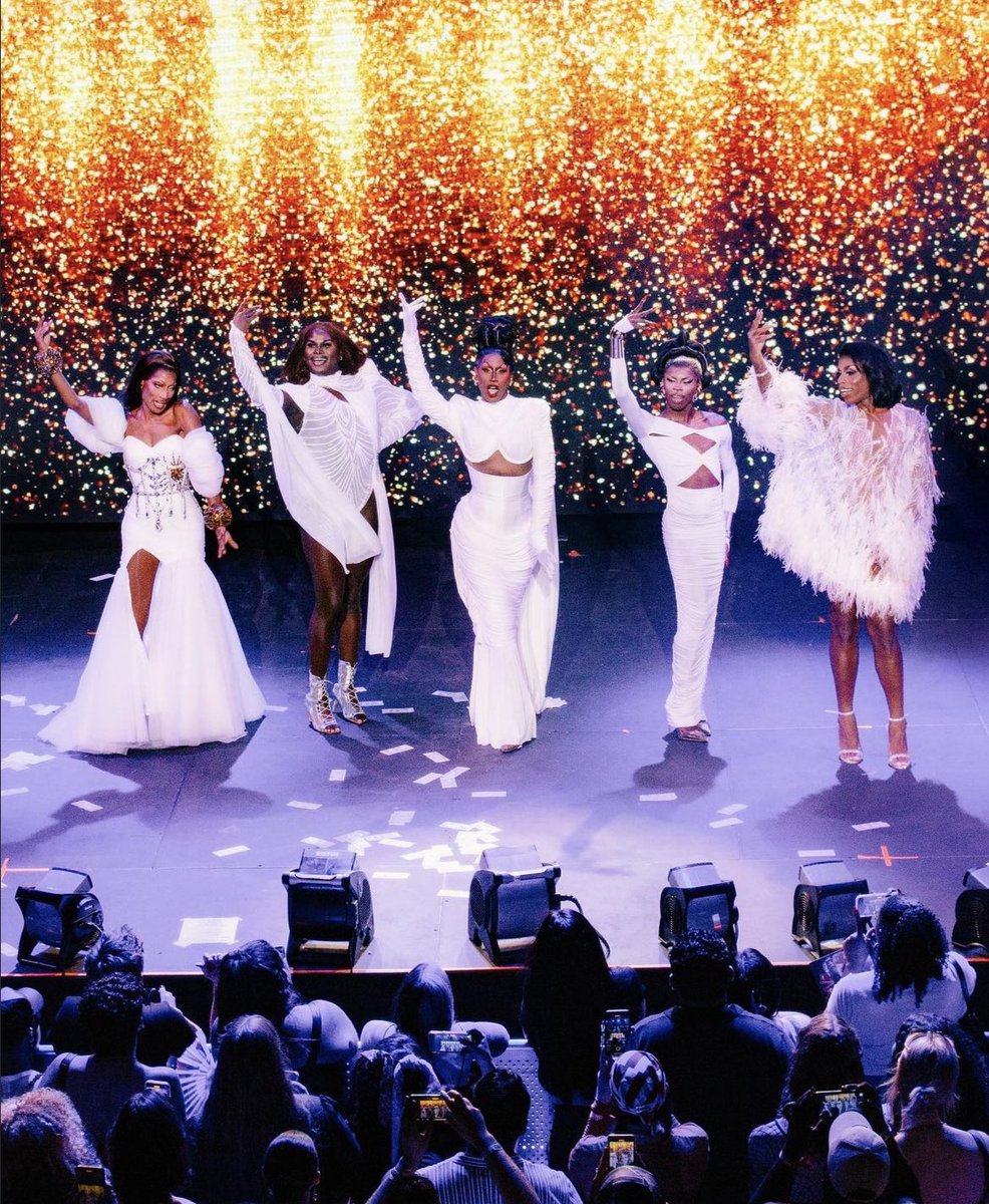 Drag_Crave's tweet photo. Shea Coulée, Monét X Change, Jaida Essence Hall, LaLa Ri &amp; Luxx Noir London look radiant for The Love Ball at the Belasco Theatre in Los Angeles, California. https://t.co/IsHiiTStPs