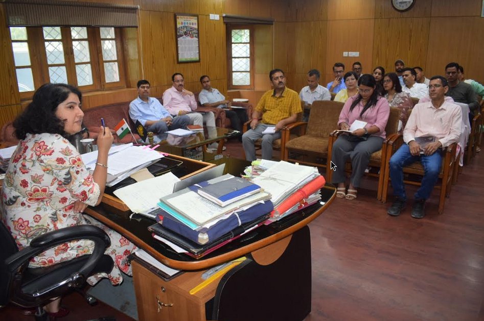 अंतरराष्ट्रीय युवा दिवस तथा एकीकृत स्वास्थ्य अभियान के बारे में उपायुक्त तोरूल एस रवीश की अध्यक्षता में एक बैठक आयोजित की गई।उन्होंने कहा  कि दूसरे चरण में एचआईवी एड्स जागरूकता को लेकर एक मैराथन का  भी आयोजन किया जाएगा जिसमें स्कूलों तथा डाइट कल्लू के  छात्र-छात्राएं भाग लेंगे।