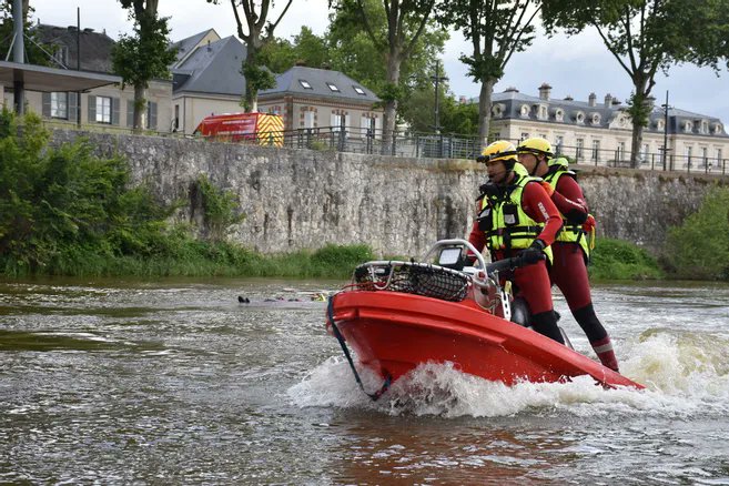 Plongée en Loire avec les pompiers lors d'un entraînement à Orléans larep.fr/orleans-45000/…