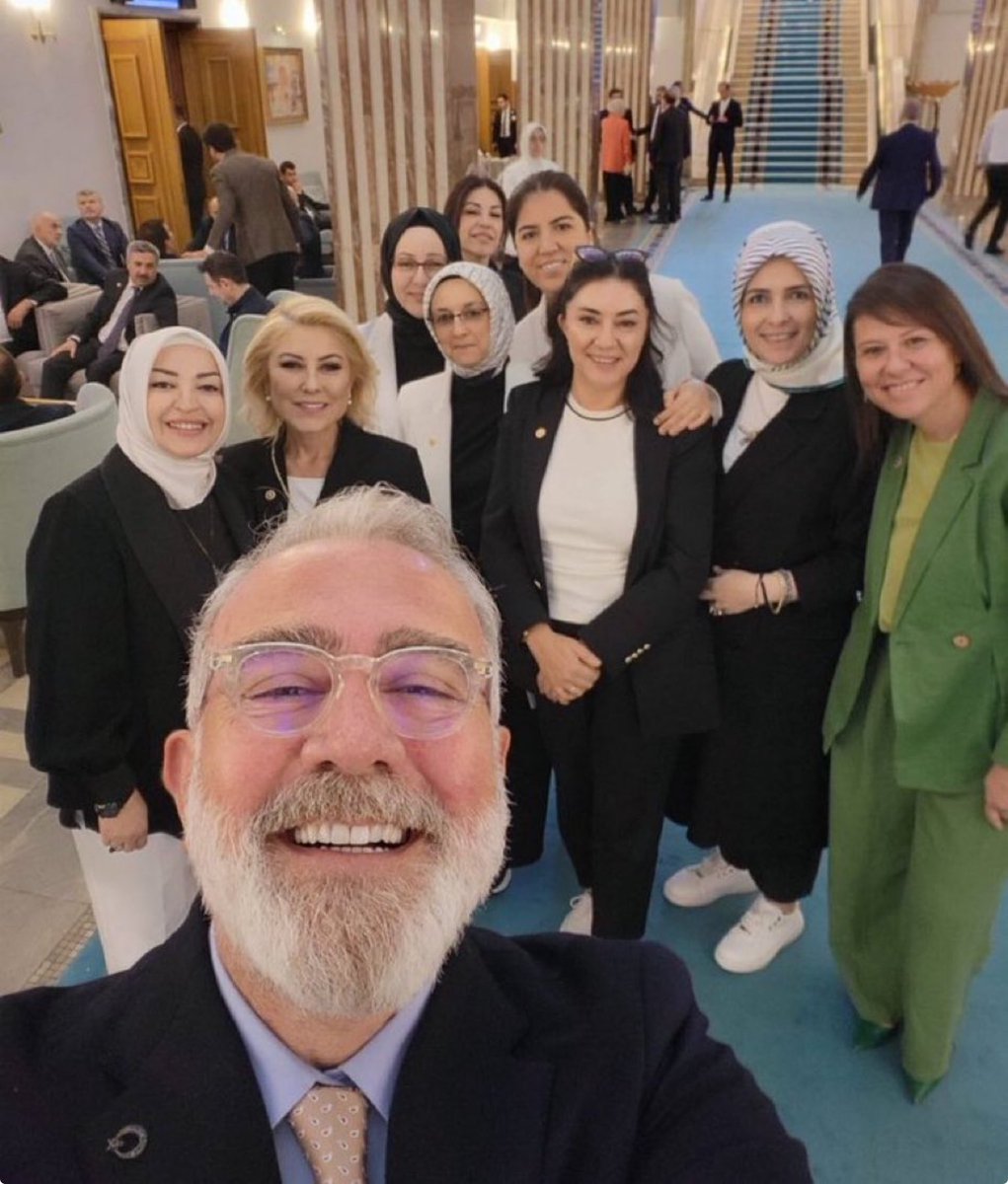 cenkerenonline's tweet photo. Sadece bu fotoğraftakilerden değil içlerinde çok iyi tanıdığım Ak partililer var sormak isterim Allaha nasıl hesap vereceksiniz? Köpeklerin kafalarını keserek öldürmüşler.
#AltindagdaKatliamVar https://t.co/NR54hMk2rG