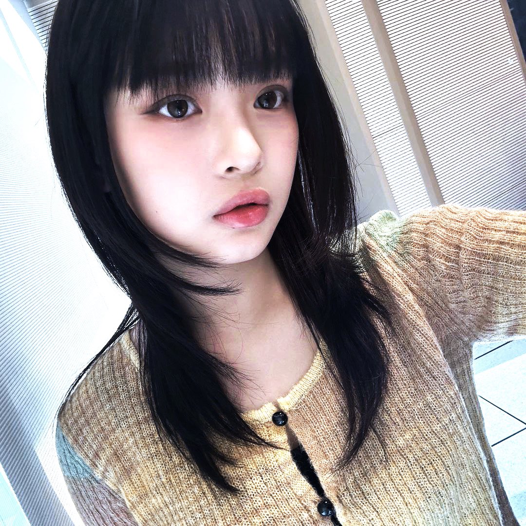 Hawnni and her feeling pretty mood. 🤳