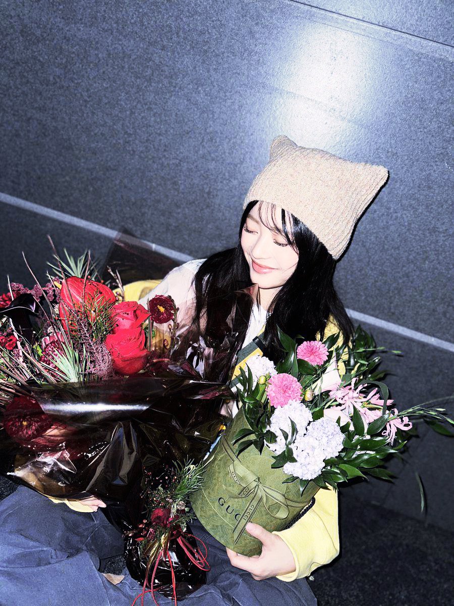 And when I ask you which one is prettier, me or the flowers? What would you say? Me, no? 💐