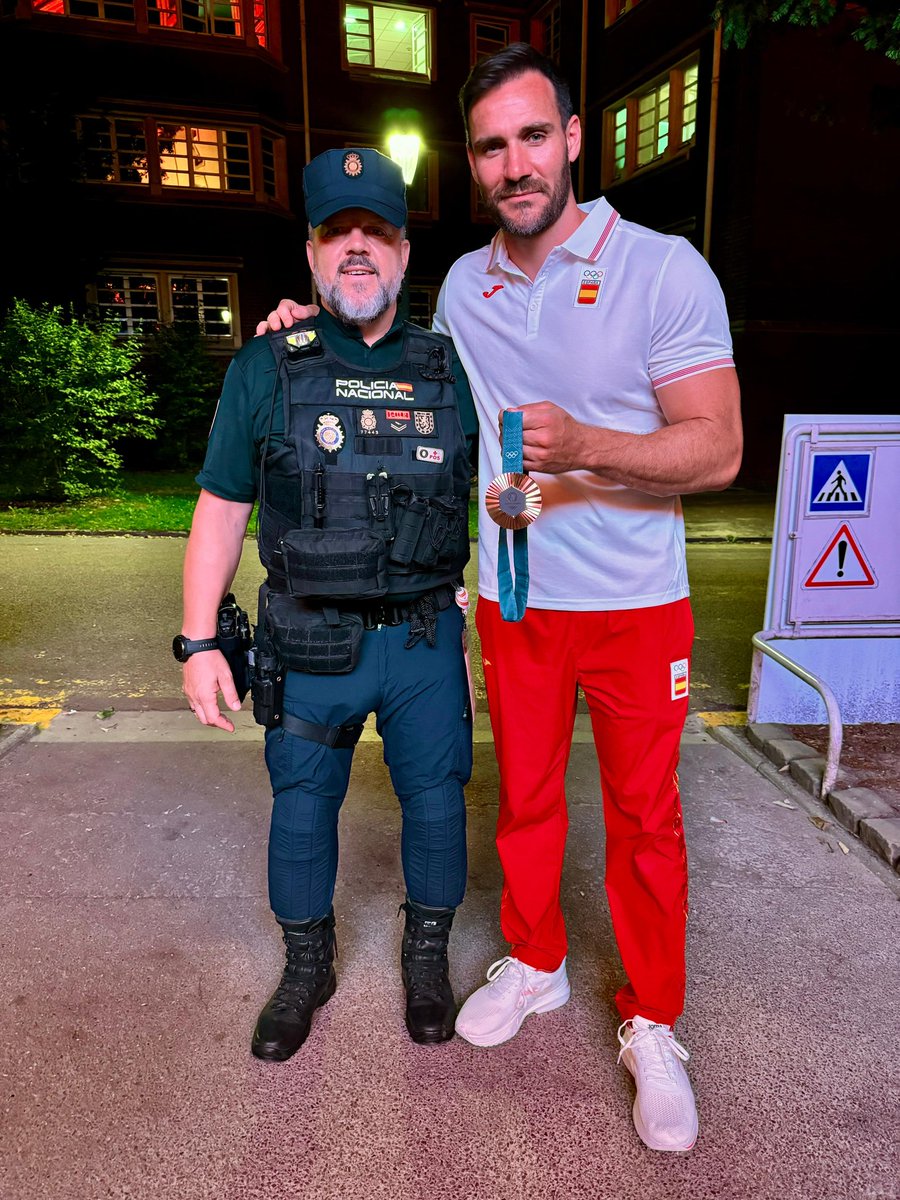policia's tweet photo. Nuestro compañero @Saul_Craviotto a su llegada a Casa España compartiendo su bronce🥉junto a otro agente👮🏻‍♂️

No podemos sentirnos más orgullosos y felices por ti compañero 💙

#ElCorazónDeEspaña 🇪🇸
#ParisOlympics
#TuPolicíaEnParís https://t.co/A46hm9ev6D